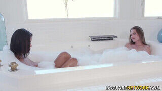 Kyler Quinn és Nia Nacci a fürdőben elkapják egymást egy menetre - Amatordomina.hu