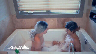 Lezbi pár a fürdőben kényezteti egymást a habok közt - Amatordomina.hu