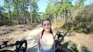 Brooke Tilli nem csak kerékpározni akart az erdőben hanem kúrni is a kolosszális farkú csávójával - Amatordomina.hu