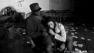 Celine Noiret, a cseh származású pornószínésznő, aki 1982. március 11-én született, egy igazán forró jelenetben látható, ahol egy vörös szemű, gigantikus fekete farokkal élvezi a gyönyört. A jelenetben Celine Noiret egy fehér nőként jelenik meg, aki durva - Amatordomina.hu