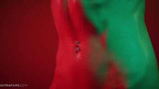 Egy csábító színes bőrű hajú szépség testét olajjal keni be majd ujjaival kényezteti magát miközben csúszkál a bőrén és szenvedélyesen nyög az élvezettől - Amatordomina.hu