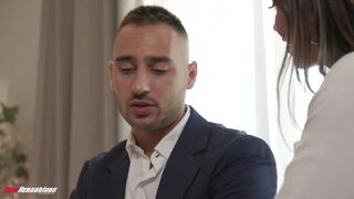 Desiree Dulce, a dögös, afró amerikai bőrű, bájos testű, fekete hajú kisasszony nem csak az irodában tudja, hogyan kell teljesíteni – amikor a főnöke kemény, vastag farkát veszi elő, Desiree minden gátlást levetkőzve, mohón térdel elé. A kiscsaj mélyen, n - Amatordomina.hu